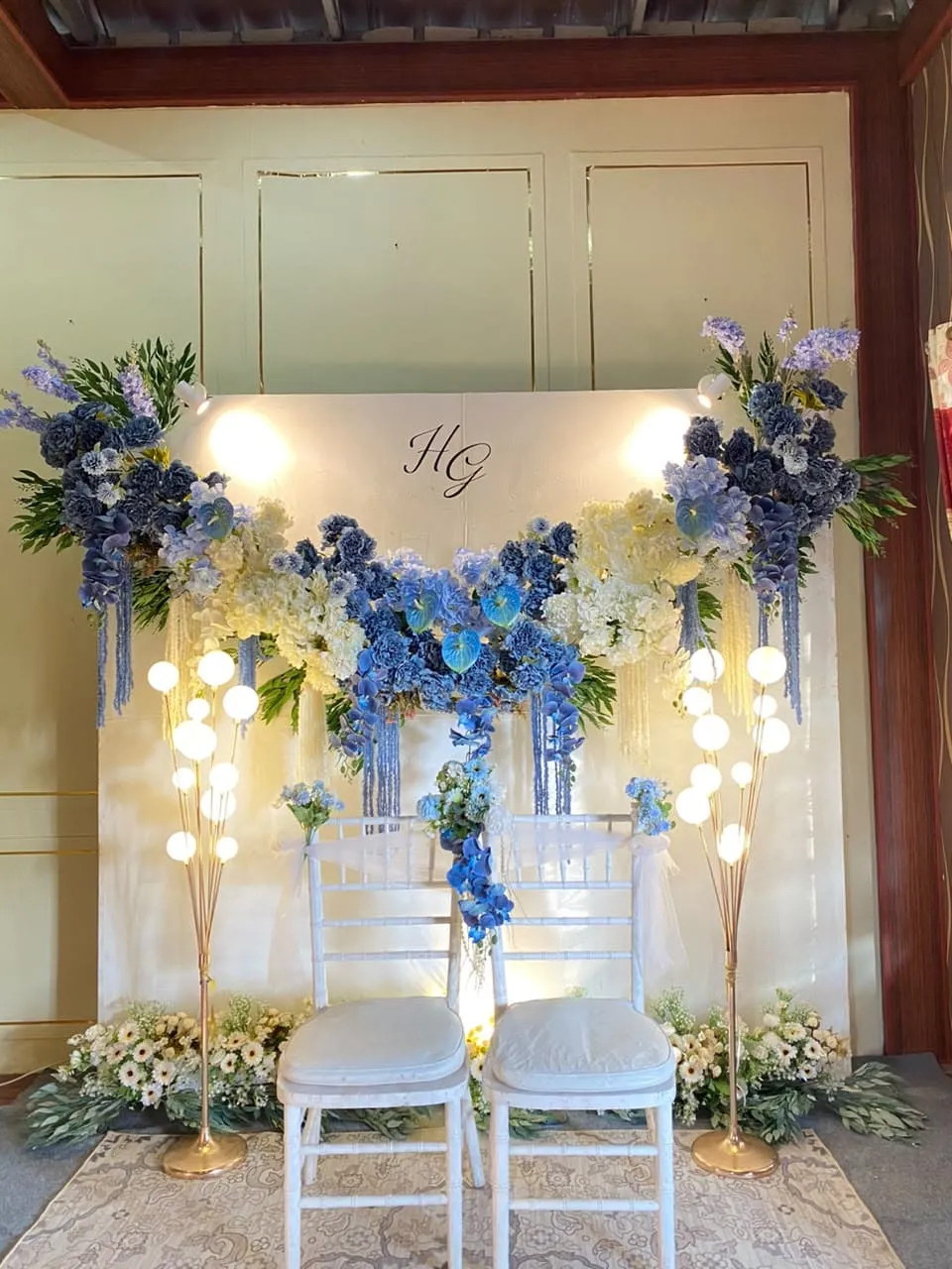 Aisle Pathway & Standing Floral Pillars